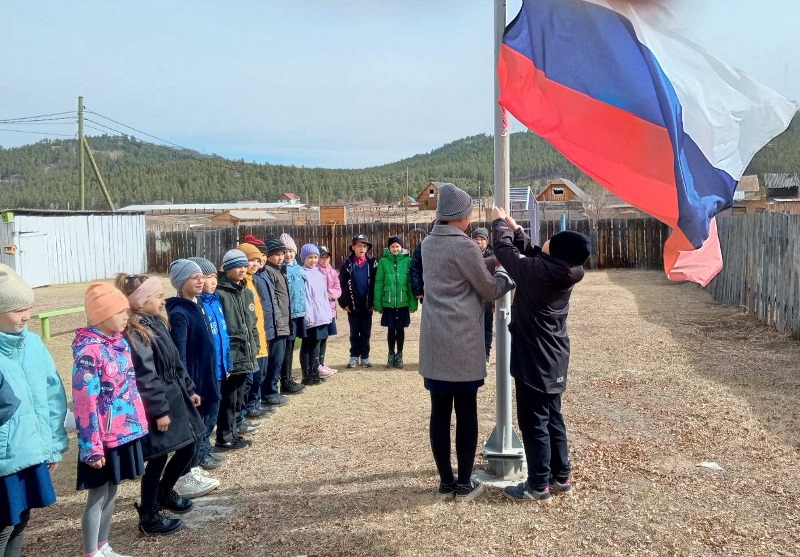 Церемония поднятия флага и исполнения гимна России.